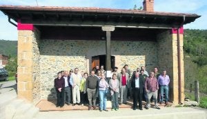 Los vecinos de Borines, delante de la escuela que ofrecen para acoger el Aula del Sidrón. ::
S. SAN MARTÍN/