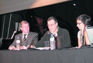 José María González del Valle, Joaquín López y Fidela Uría, durante el acto. :: AZCÁRATE/