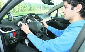 Óscar Quintana tiene en su vehículo (a la izquierda, junto al volante) el dispositivo que registra todos sus datos. :: JOAQUÍN PAÑEDA/