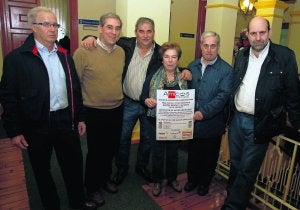 El presidente de Amicos, Carlos Muñiz; segundo por la izquierda, junto al alcalde de Mieres, Aníbal Vázquez, y el secretario de la peña sportinguista, Miguel González, segundo por la derecha :: J. M. PARDO/