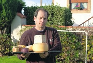 Alberto Amandi muestra en la finca de Los Caserinos una bandeja con varias especialidades de quesos. ::
L. I. A./