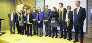 Andrés Ramos, vicepresidente del consejo general de la ONCE; Marcelino González, vocal de la Asociación de la Prensa de Oviedo; Yobanka Cuervo, presidenta del consejo de la ONCE en Asturias; Paloma Menéndez, consejera de Bienestar Social; Antonia Fernández Felgueroso, procuradora general; Mario Efrén García Villar, primer teniente de alcalde de San Martín; Fernando Goñi, presidente de la Junta General, y los familiares de Kike Figaredo. ::
JESÚS DÍAZ/