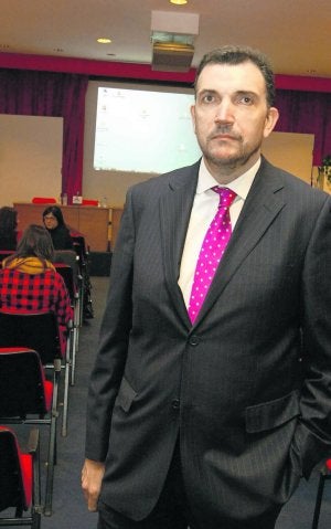 Velasco, antes de su charla de ayer en la Casa de Cultura. ::
MARIETA/