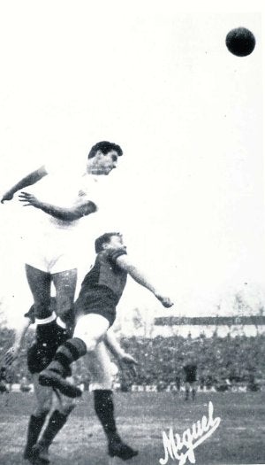 La mítica foto deportiva de dos mitos: EL DEFENSA CAMPANAL II (SEVILLA) SALTANDO CON EL DELANTERO KUBALA (BARCELONA)./