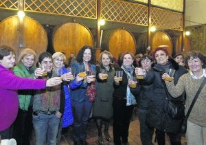 Las mujeres de la Tertulia feminista Les Comadres brindan con sidra, ayer, en Castiello. ::
FOTOS: JOAQUÍN BILBAO/