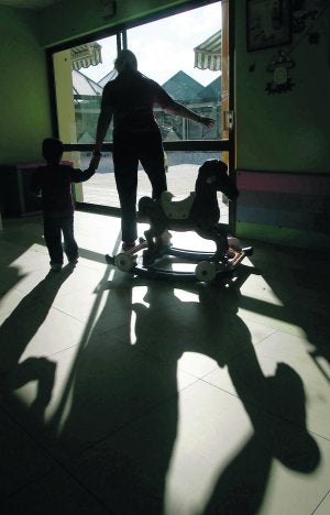 Una educadora, con uno de los bebés del Materno. ::
MARIO ROJAS/