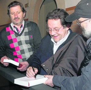 Iglesias firma libros tras la presentación. ::
PAÑEDA/