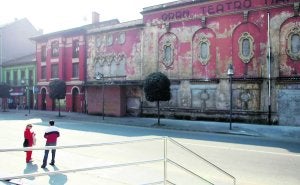 Estado de semiruina que ayer presentaba el exterior del teatro-cine Maxi, ubicado en la localidad de Pola de Laviana. :: J. C. ROMÁN/