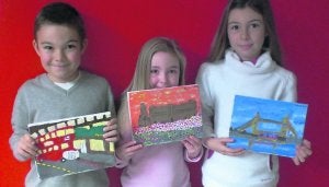 Noah, Ilana y Sophia, los tres hijos de la familia Hecht-Suárez, posan con los dibujos. :: LVA/