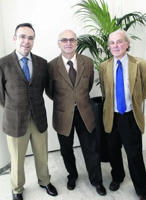 José María Viéitez, a la izquierda, junto a Luis Barneo Serra y Juan Ramón de los Toyos, ayer, en Oviedo. :: MARIO ROJAS/