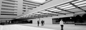 Entrada a uno de los siete bloques que componen el nuevo Hospital de La Fé, trasladado a la zona Sur de Valencia. :: EFE/
