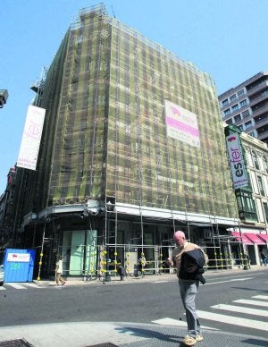 Los andamios rodean el edificio de la calle de La Merced. Arriba, a la derecha, su fachada verde antes de la obra. ::
ÁLEX PIÑA/
