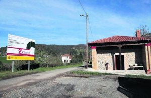 Las viejas escuelas de Borines, reformadas con cargo al Plan E hace dos años. ::
NEL ACEBAL/
