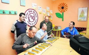 Varios de los integrantes del Coro Don Orione, durante uno de sus ensayos semanales, donde además de cantar están empezando a tocar instrumentos. :: NEL ACEBAL/