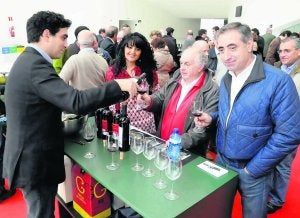Luis Alberto Martínez con representantes de las escuelas de hostelería de Oviedo y Gijón. ::
JESÚS DÍAZ/