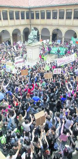 El claustro del edificio histórico, repleto de manifestantes. :: ROJAS/