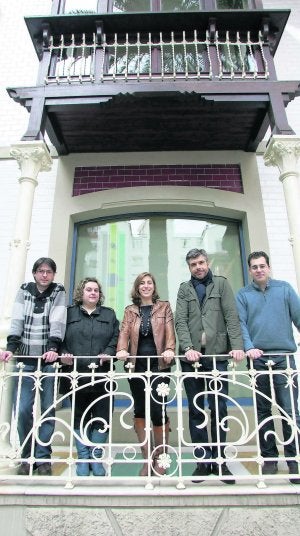 El mago Nacho, Covadonga García, Teresa Sánchez, Juan Antonio Martínez y Carlos Vega, ayer, tras la presentación de la gala. :: CITOULA/