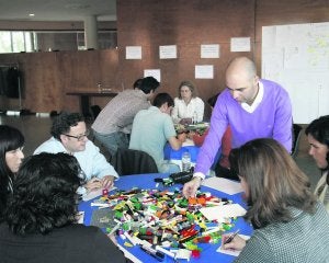 Los participantes en una de las mesas de trabajo escogen las piezas para construir sus ideas. ::
LUIS SEVILLA/