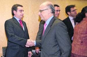 Ramón del Riego saluda a Cristóbal Montoro al inicio del Consejo de Política Fiscal y Financiera del pasado mes de marzo. :: NEWSPHOTOPRESS/