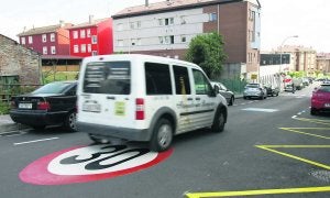 Las señales ya indican la velocidad máxima que se podrá alcanzar en Los Campos. :: SERGIO LÓPEZ/