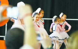 Las protagonistas de una de las exhibiciones de baile que se vieron ayer por la tarde en el Pabellón de Exposiciones de La Magdalena. ::
MARIETA/