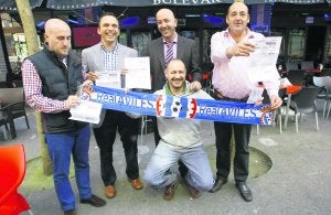 Jorge Tovar, José Antonio Navarro, Manu Pereda, Manuel Lloriana y Suso Bango con los billetes de avión para acompañar al equipo a Coria del Río (Sevilla). ::
MARIETA/