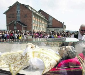 La imagen de Juan Bosco dentro de su urna, momentos después de su llegada al centro. ::
MARIETA/
