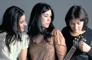 Bea Concepción, Natalia Quintanal y Cova de Silva, el trío en el que se ha quedado convertido Nosoträsh. :: E. C./