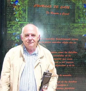 Carlos Ortiz de Zárate, con sus antologías en la mano. ::
L. I. A./