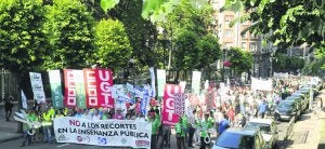 La cabeza de la manifestación convocada ayer en Oviedo por los cinco sindicatos de la Junta de Personal Docente, a su paso por la calle Toreno. :: JESÚS DÍAZ/