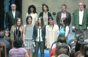 Las autoridades, con cinco de las alumnas que obtuvieron ayer su diploma. ::
PAÑEDA/
