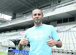 Cervero, ayer, en el césped del Carlos Tartiere. :: JESÚS DÍAZ/