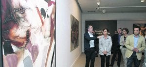 Exposición. Saturnino Noval explica los pormenores de las obras a la alcaldesa de Gijón, que aparece al lado de Rubiera, Lucía Peláez y Pecharromán. :: PALOMA UCHA/
