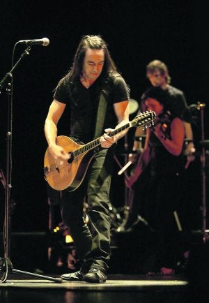 Vérval, ayer durante la actuación en el auditorio del Centro Niemeyer. :: SERGIO LÓPEZ/