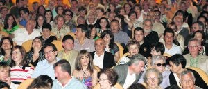 Rubiera, autor de la letra de la Obertura, charla con Moriyón. A su derecha, su pareja y Fernando Couto. :: CITOULA/