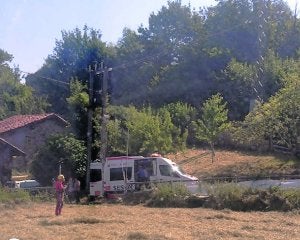 La ambulancia, donde el accidentado recibió los primeros auxilios./
