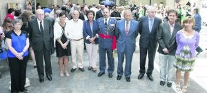 Ana González, Aurelio Menéndez, Carmen Moriyón, José María Mori, Elena Prendes, el general Juan Antonio Moliner, José Miguel Fernández, Pedro Sabando, Javier Melendi y Milagros Madiedo en el patio del Antiguo Instituto Jovellanos. :: PALOMA UCHA/