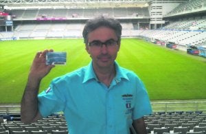 Raúl Castañón, miembro de la peña 'The Abbey Tabern', con el carné número 6.000 del Oviedo. :: E. C./