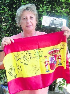 Karol, con su entrada y una bandera firmada por los tenistas. ::
C. O./