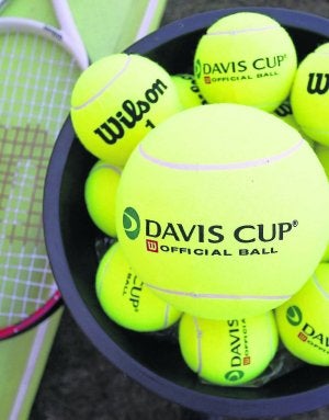La Copa Davis tiene su propio modelo de pelota, que se adapta a cada eliminatoria. ::
JOAQUÍN BILBAO/