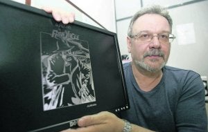 Miralles, en la redacción de LA VOZ, muestra una de las portadas que ha ideado para 'El retorno de Fran Yagüe'. ::
SERGIO LÓPEZ/