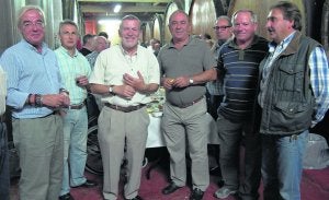 Miembros de la junta directiva junto a políticos y socios. ::
J. CAICOYA/