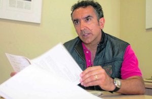 José Antonio Andrades, profesor de la Universidad de Málaga, explica los detalles del proyecto en una de sus recientes visitas a Asturias. :: LUIS SEVILLA/