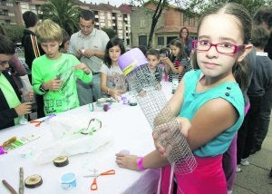 Una niña muestra uno de los comedores. :: SERGIO LÓPEZ/