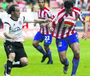 Quique Martín con Iván Hernández en el Sporting-Salamanca de 2008. :: JOAQUÍN BILBAO/