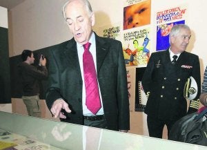 Plans, ante una de las vitrinas de su exposición./