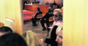 Los tres acusados sentados ante el tribunal de la Sección Tercera de la Audiencia Provincial, encargada de enjuiciar los hechos. :: MARIO ROJAS/