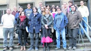 Los profesores participantes, ante la Facultad de Ciencias. ::
E. C./
