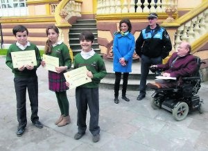 Los niños premiados, con sus diplomas. ::
M. ROJAS/