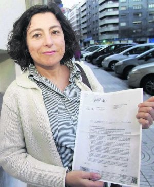 Ana Rigueira muestra la comunicación de la Agencia de Protección de Datos. :: SERGIO LOPEZ/